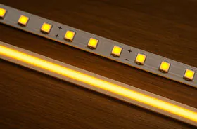 SMD LED-strips ligger ved siden av COB LED-strips